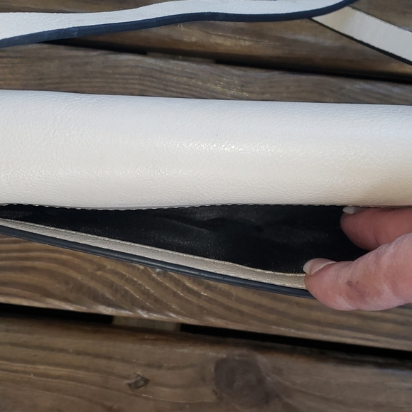 Kenneth Cole Reaction white crossbody bag - Picture 5 of 7